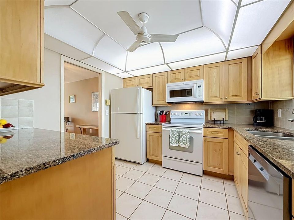 На продажу: $227,999 (2 спален, 2 ванн, 1100 Квадратных фут)