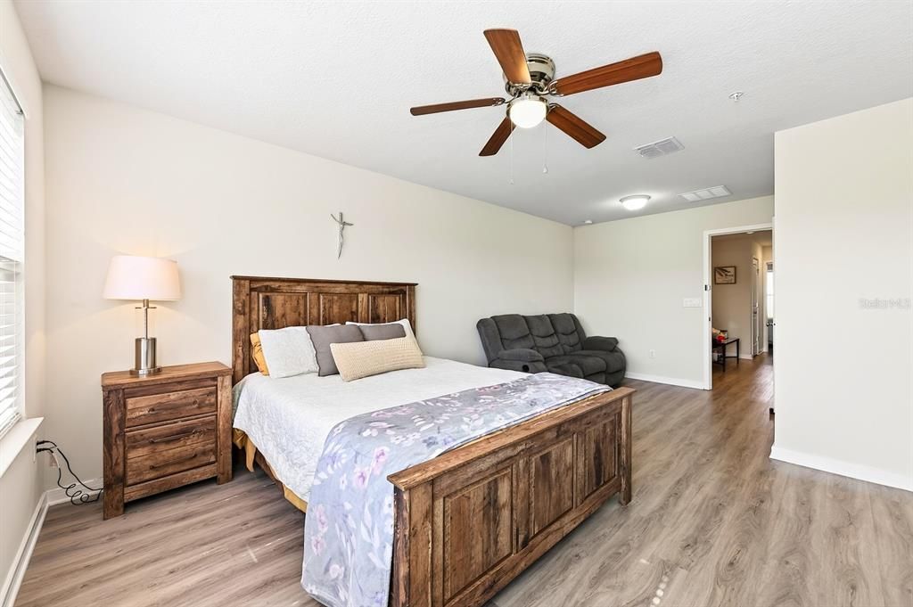 For Sale: $399,900 (4 beds, 3 baths, 1809 Square Feet)