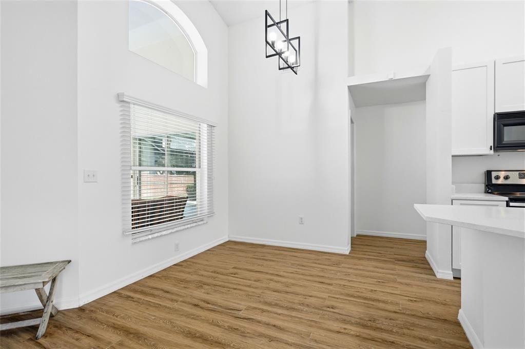 На продажу: $359,997 (4 спален, 2 ванн, 1562 Квадратных фут)