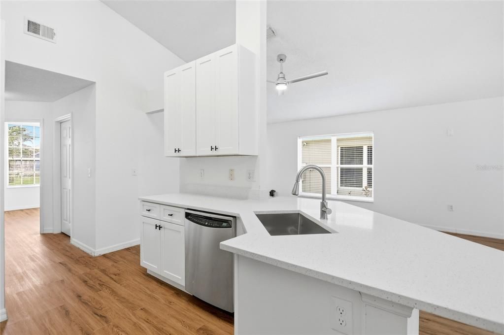На продажу: $359,997 (4 спален, 2 ванн, 1562 Квадратных фут)