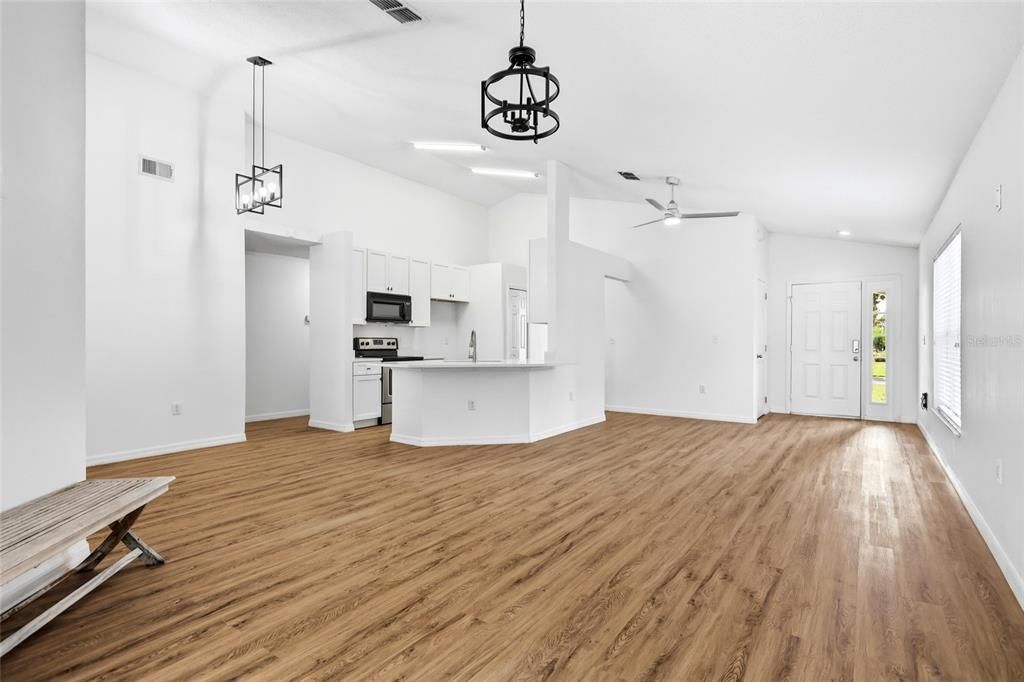 На продажу: $359,997 (4 спален, 2 ванн, 1562 Квадратных фут)