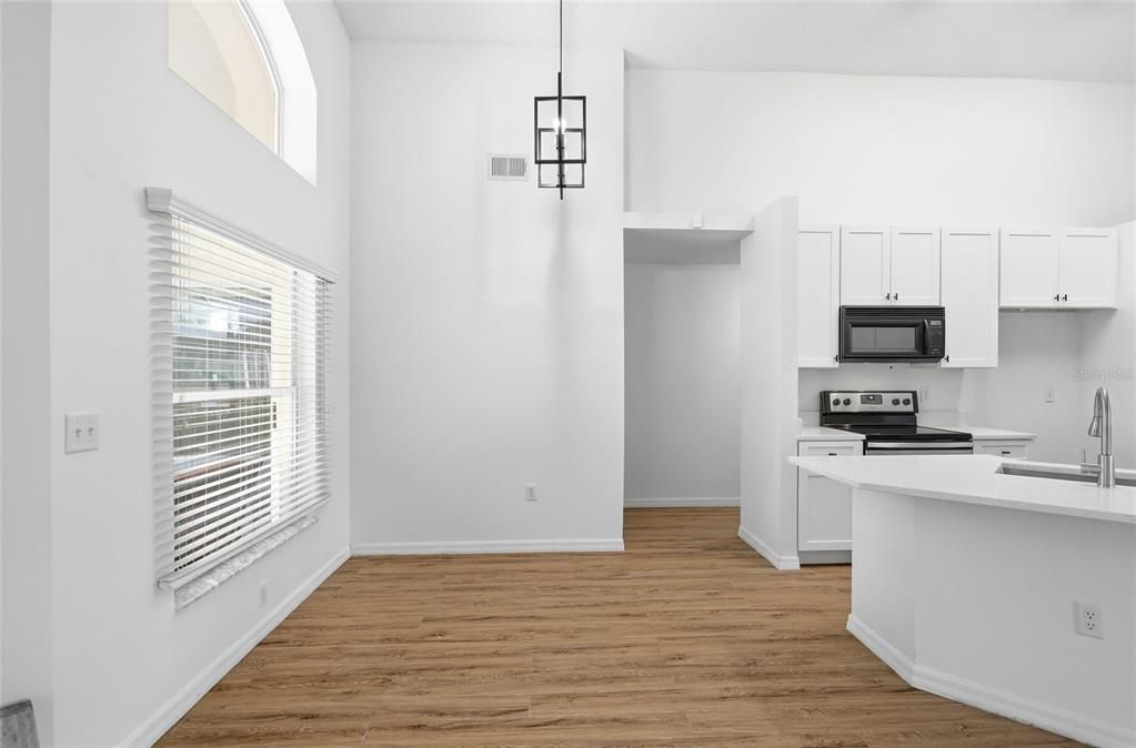 На продажу: $359,997 (4 спален, 2 ванн, 1562 Квадратных фут)