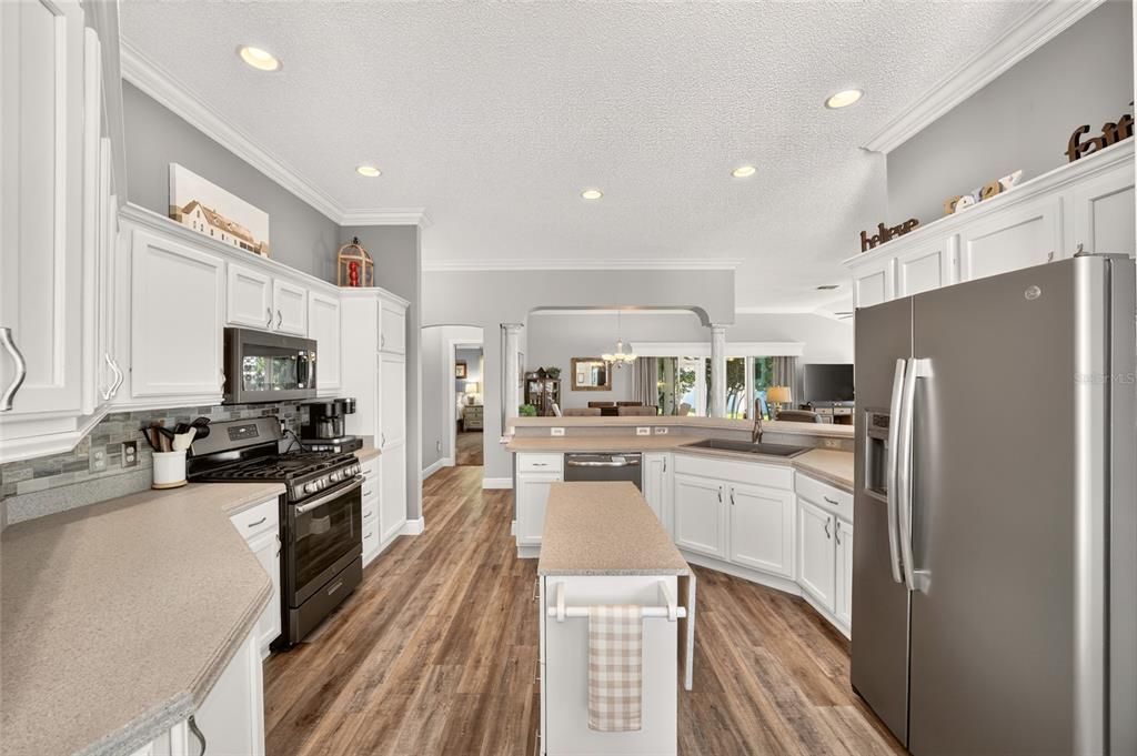 For Sale: $450,000 (3 beds, 2 baths, 1915 Square Feet)