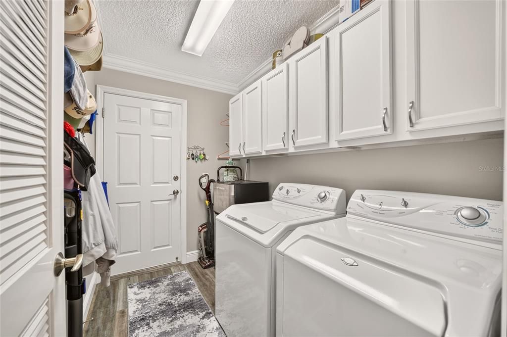 For Sale: $450,000 (3 beds, 2 baths, 1915 Square Feet)