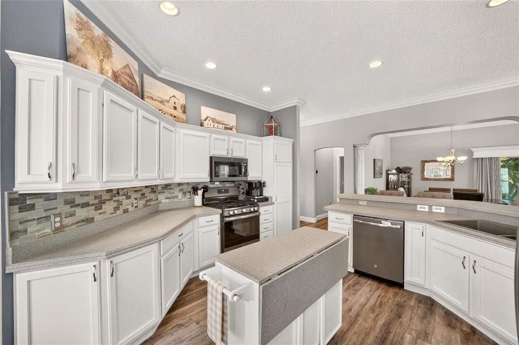 For Sale: $450,000 (3 beds, 2 baths, 1915 Square Feet)
