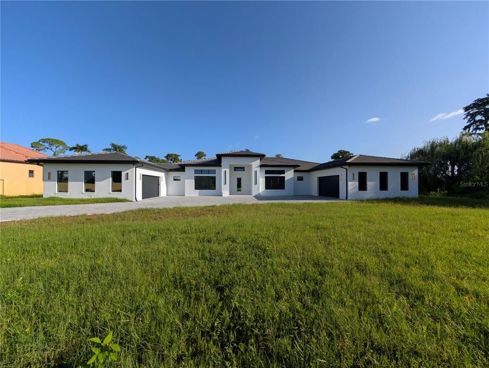 For Sale: $3,150,000 (4 beds, 6 baths, 5174 Square Feet)