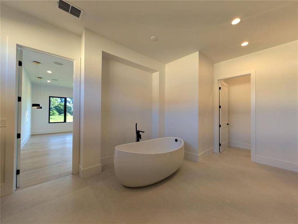 For Sale: $3,150,000 (4 beds, 6 baths, 5174 Square Feet)