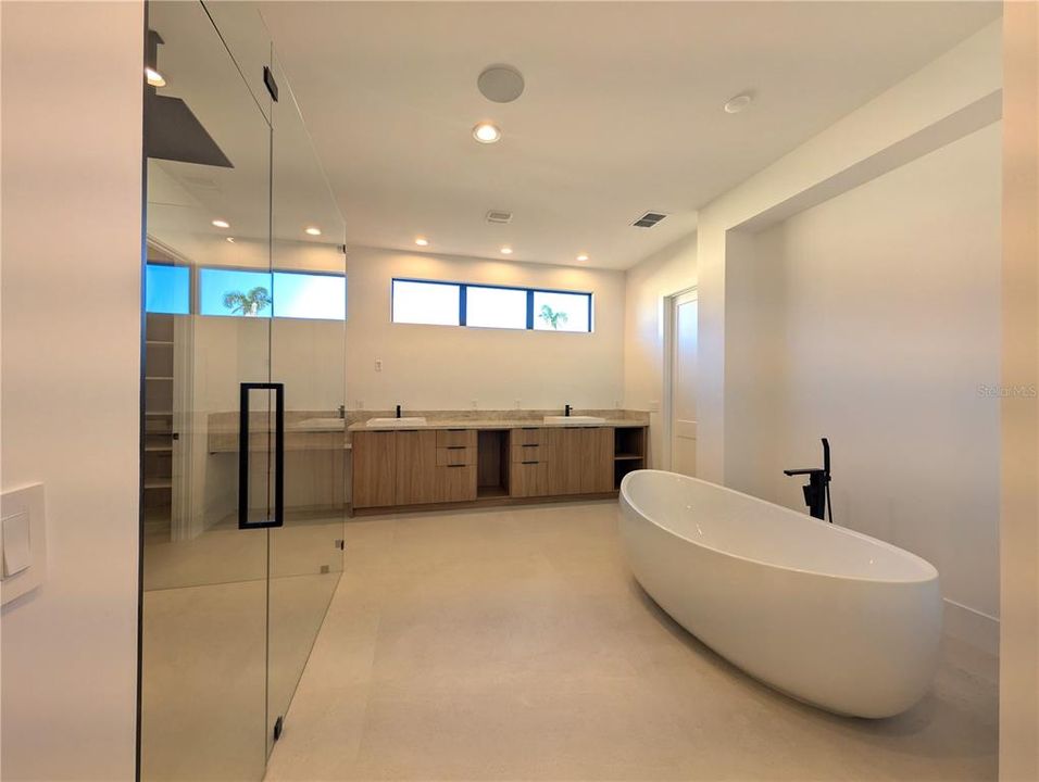 For Sale: $3,150,000 (4 beds, 6 baths, 5174 Square Feet)