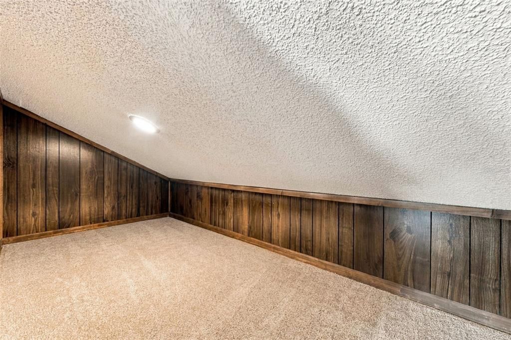 For Sale: $364,900 (3 beds, 2 baths, 1947 Square Feet)