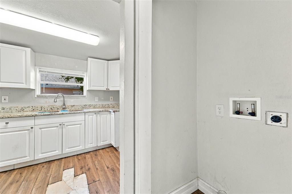 На продажу: $149,000 (2 спален, 1 ванн, 884 Квадратных фут)