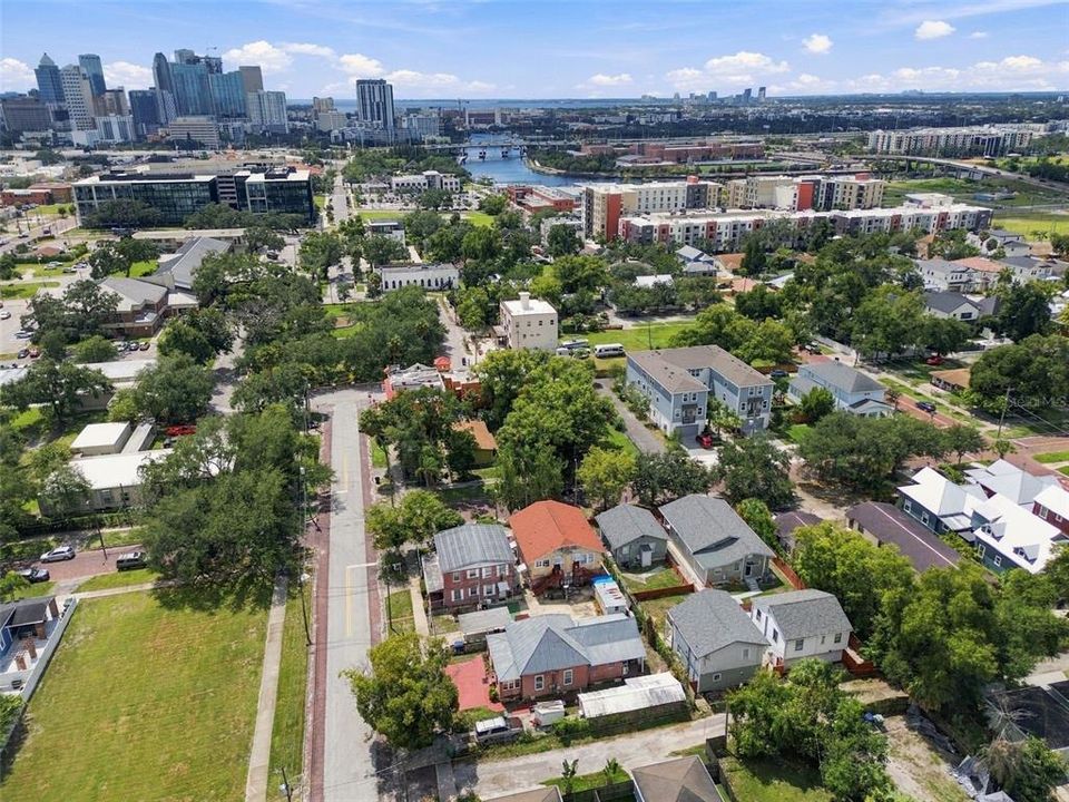 На продажу: $1,350,000 (0.25 acres)