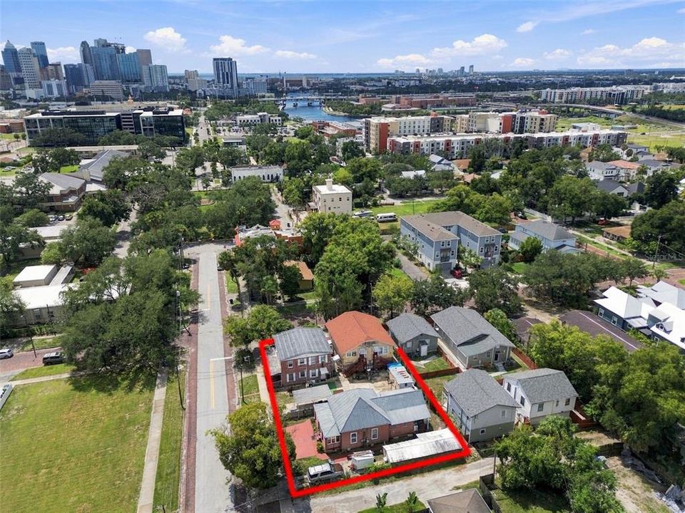 На продажу: $1,350,000 (0.25 acres)