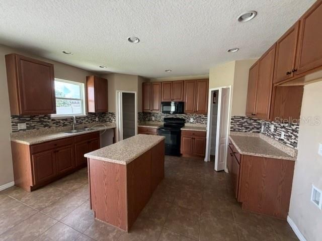 На продажу: $353,000 (4 спален, 2 ванн, 3198 Квадратных фут)
