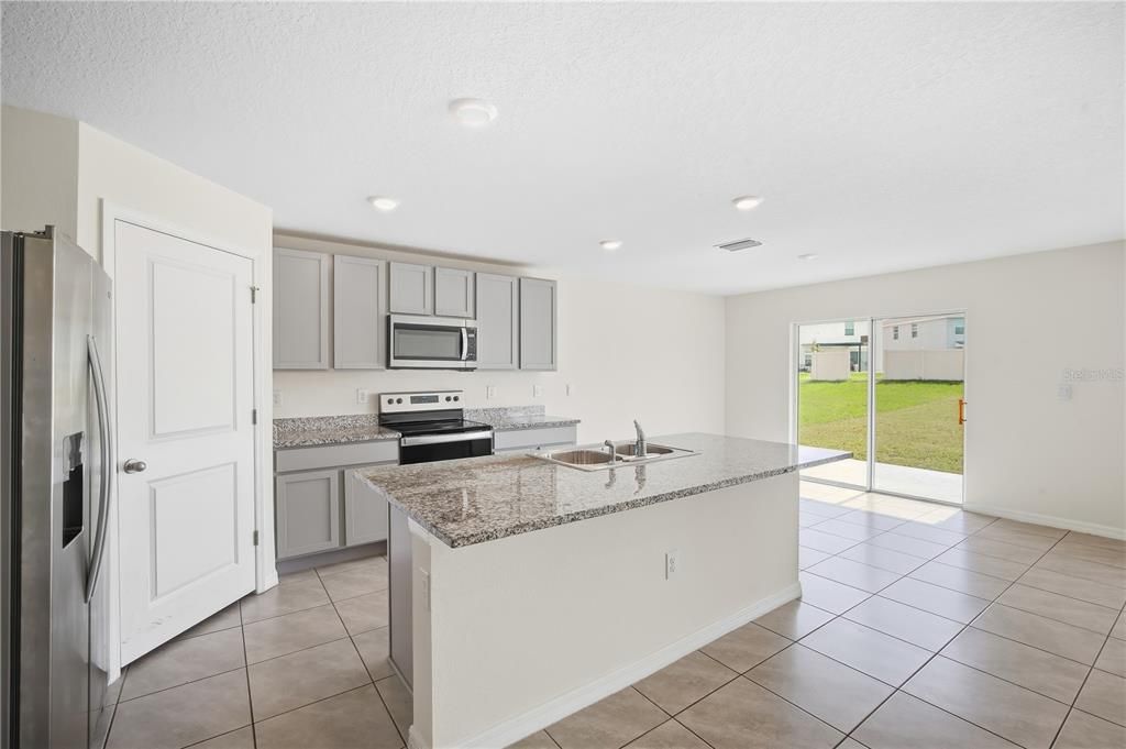 For Rent: $2,850 (5 beds, 3 baths, 2674 Square Feet)