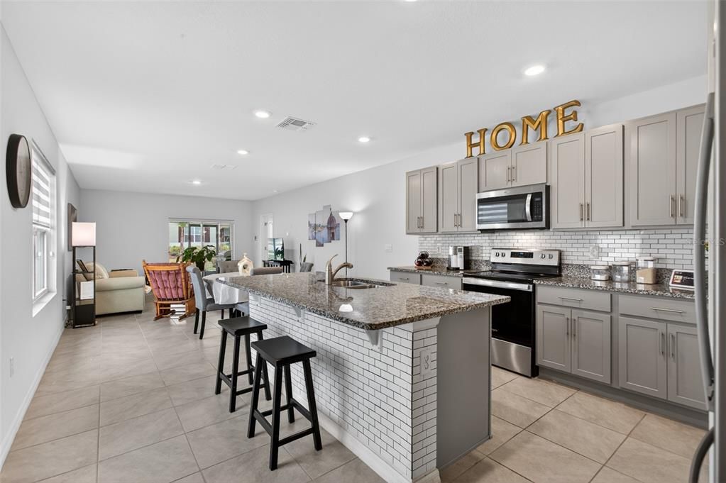 For Sale: $375,000 (3 beds, 2 baths, 1653 Square Feet)