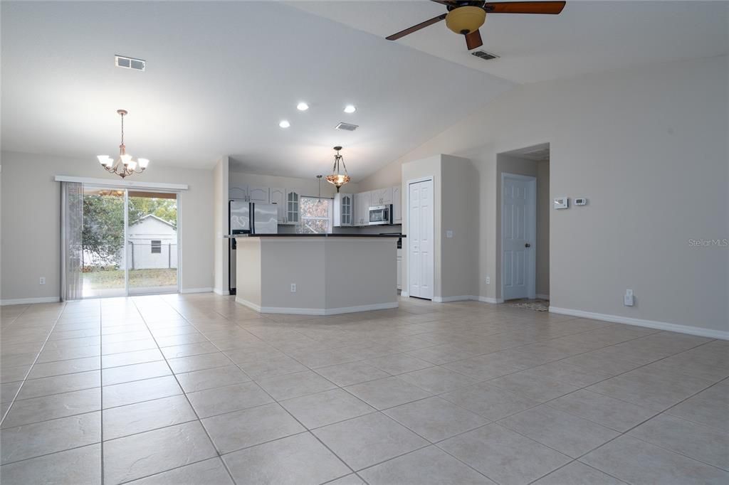 For Rent: $2,000 (3 beds, 2 baths, 1474 Square Feet)
