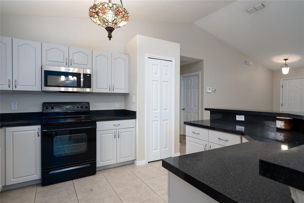 For Rent: $2,000 (3 beds, 2 baths, 1474 Square Feet)