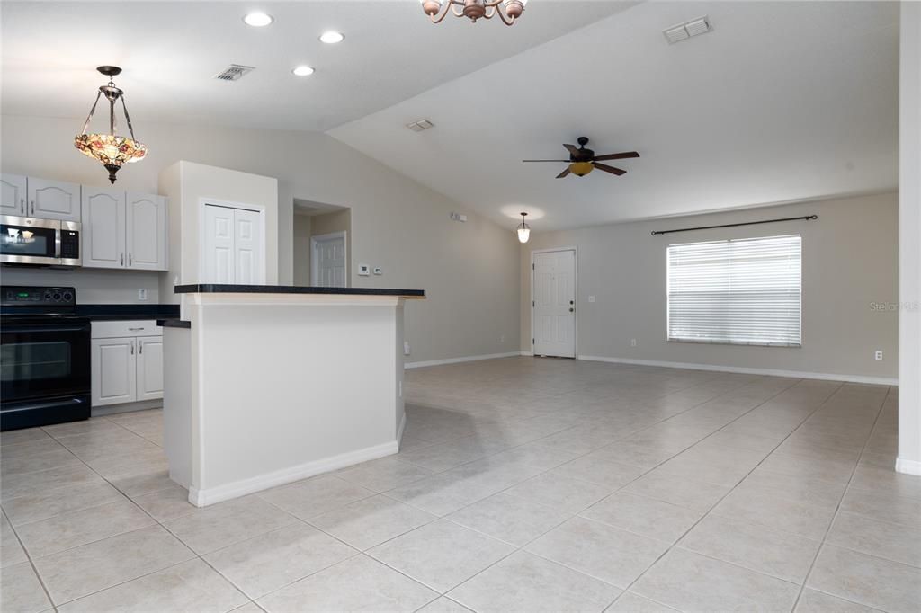 For Rent: $2,000 (3 beds, 2 baths, 1474 Square Feet)