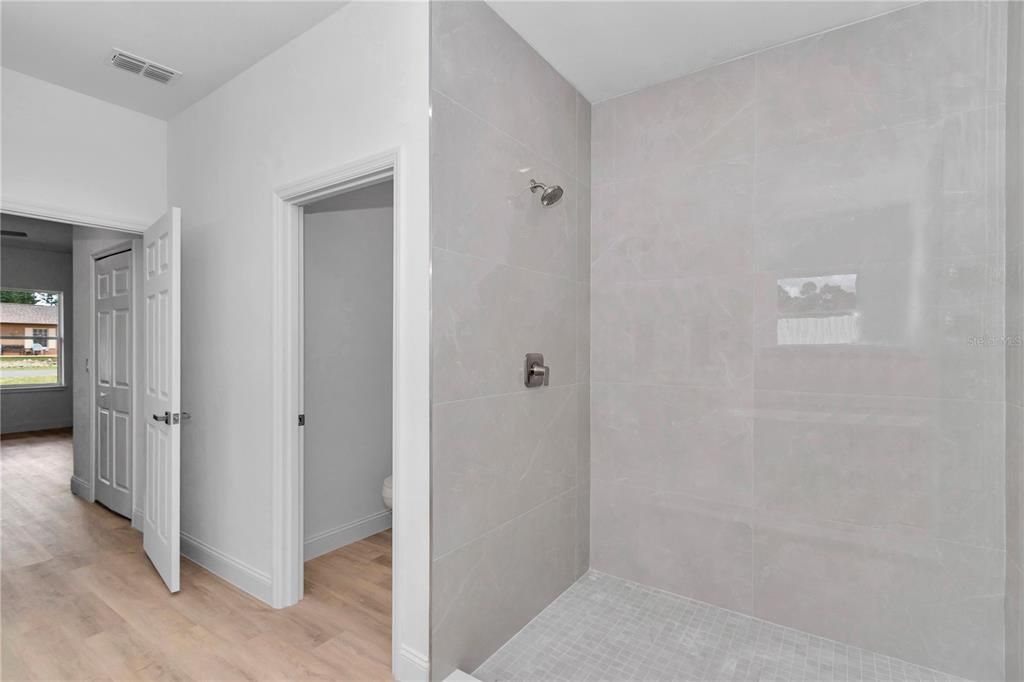 На продажу: $308,999 (4 спален, 2 ванн, 1816 Квадратных фут)