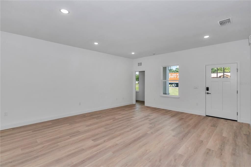 На продажу: $308,999 (4 спален, 2 ванн, 1816 Квадратных фут)