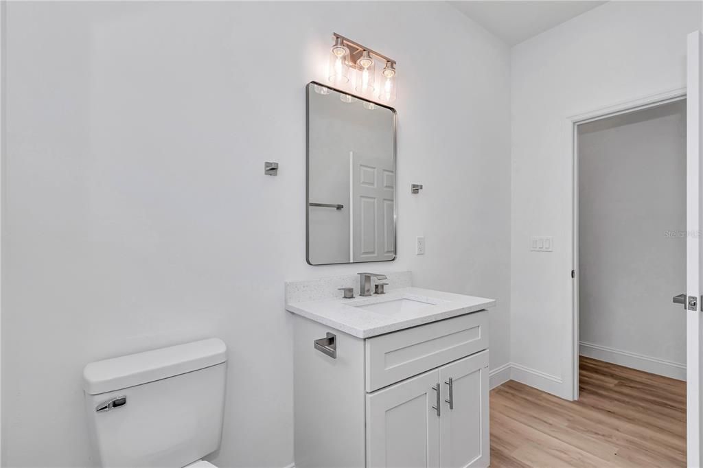 На продажу: $308,999 (4 спален, 2 ванн, 1816 Квадратных фут)