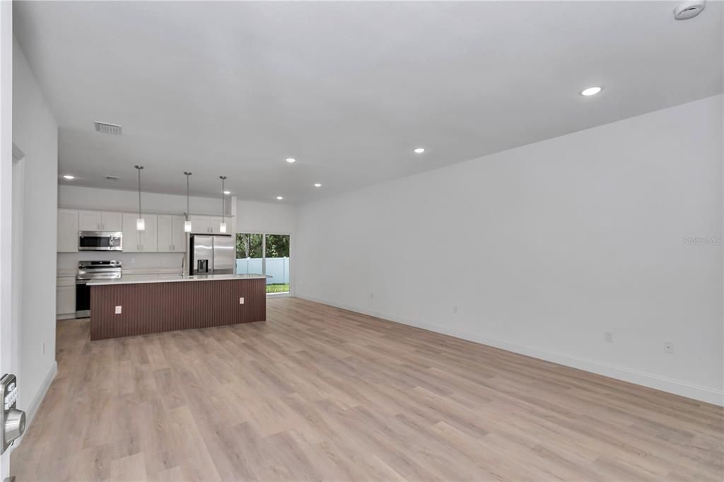 На продажу: $308,999 (4 спален, 2 ванн, 1816 Квадратных фут)