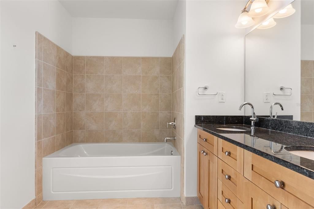 For Sale: $439,000 (2 beds, 2 baths, 1140 Square Feet)