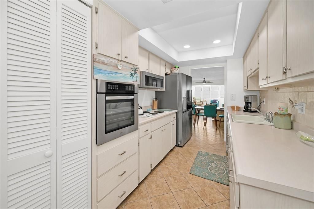 For Sale: $230,000 (1 beds, 1 baths, 950 Square Feet)
