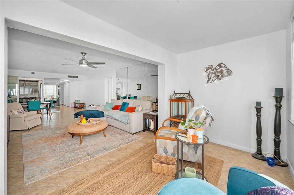 For Sale: $230,000 (1 beds, 1 baths, 950 Square Feet)