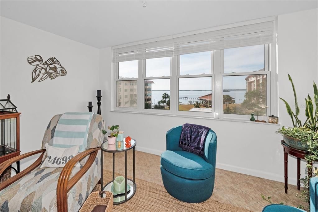 For Sale: $230,000 (1 beds, 1 baths, 950 Square Feet)