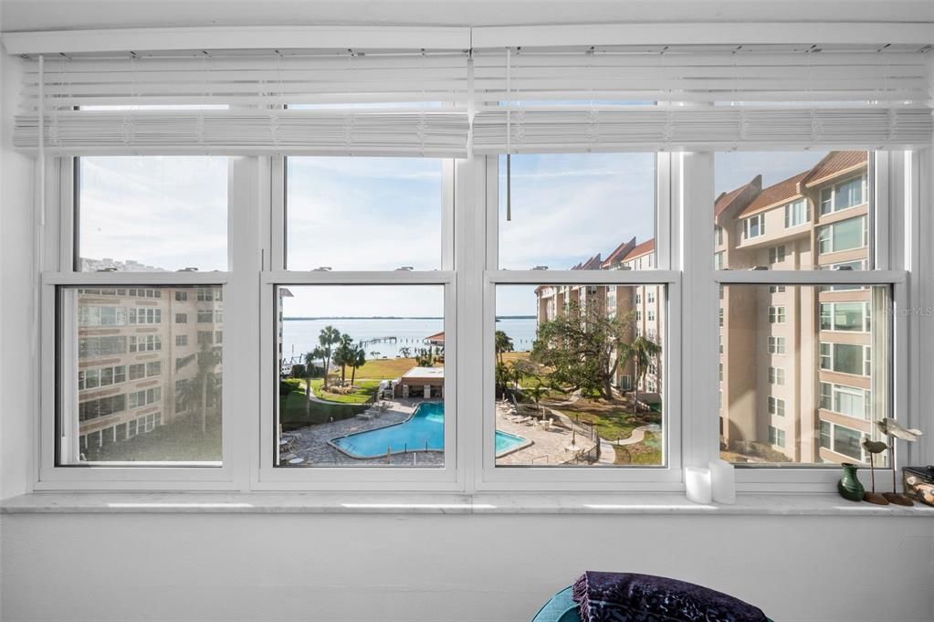 For Sale: $230,000 (1 beds, 1 baths, 950 Square Feet)