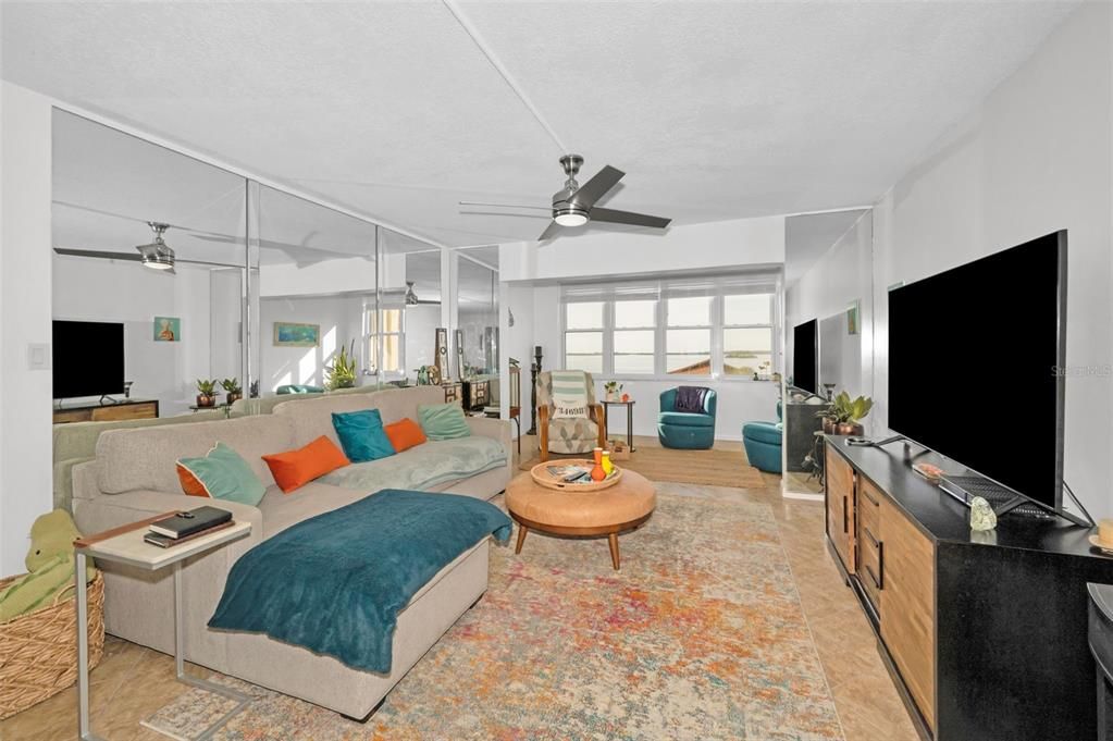 For Sale: $230,000 (1 beds, 1 baths, 950 Square Feet)