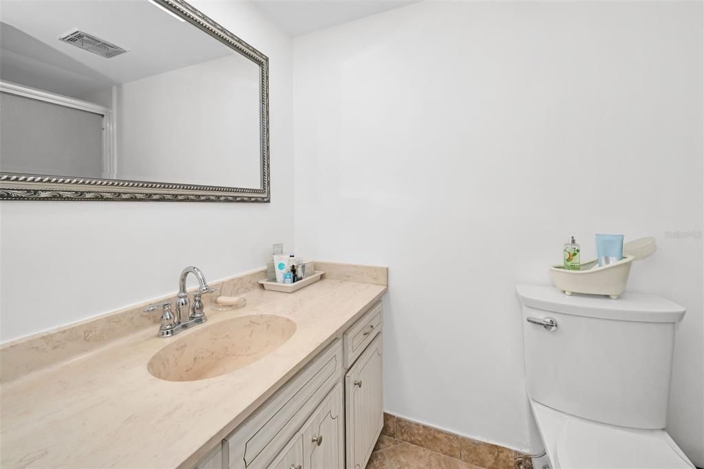 For Sale: $230,000 (1 beds, 1 baths, 950 Square Feet)