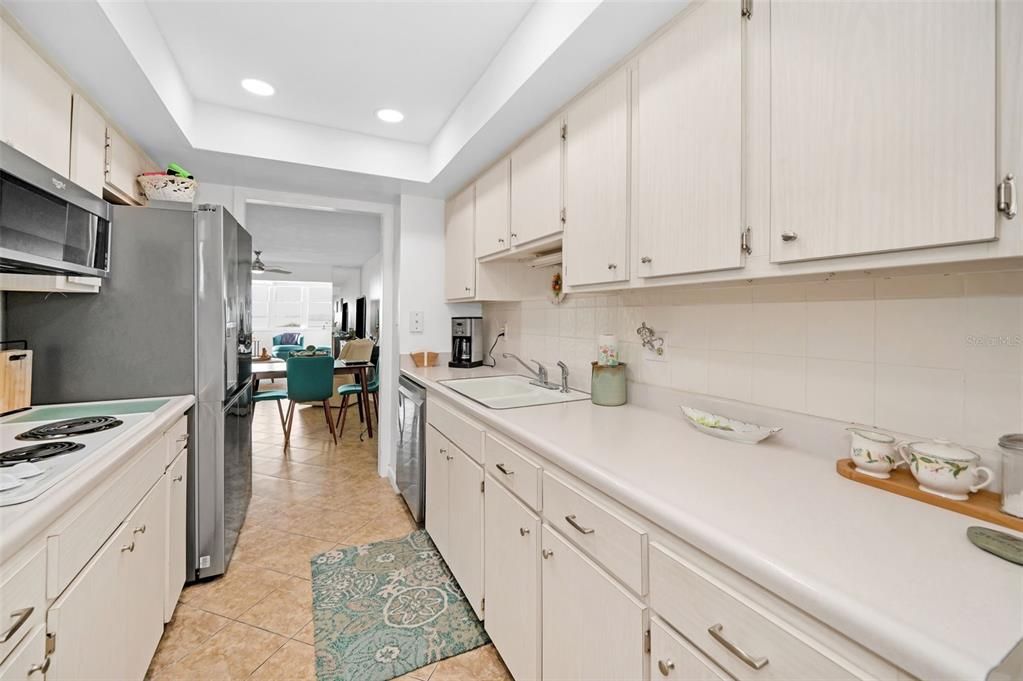 For Sale: $230,000 (1 beds, 1 baths, 950 Square Feet)