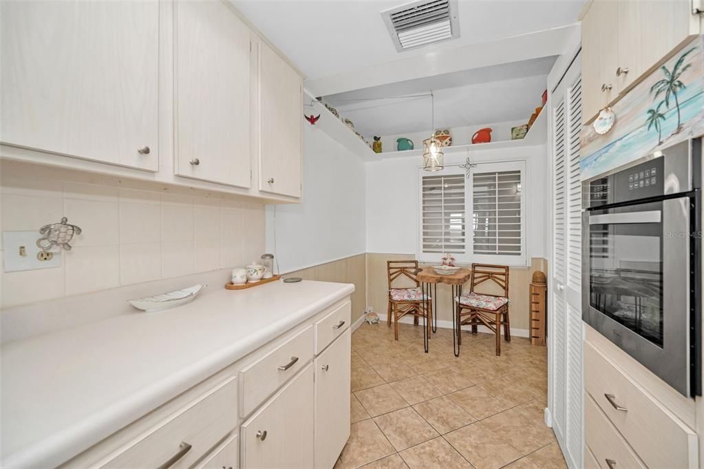For Sale: $230,000 (1 beds, 1 baths, 950 Square Feet)