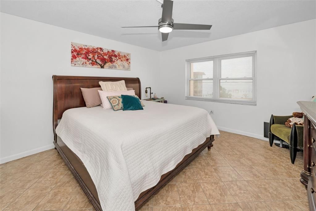 For Sale: $230,000 (1 beds, 1 baths, 950 Square Feet)