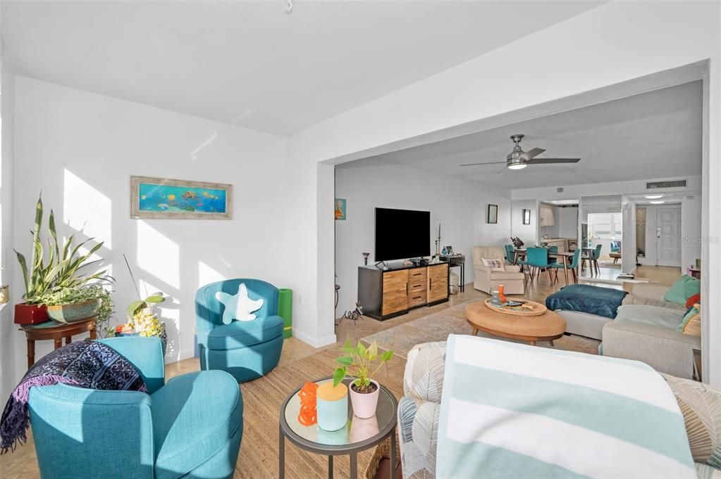 For Sale: $230,000 (1 beds, 1 baths, 950 Square Feet)
