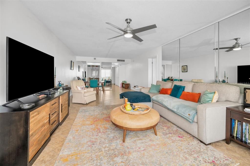 For Sale: $230,000 (1 beds, 1 baths, 950 Square Feet)