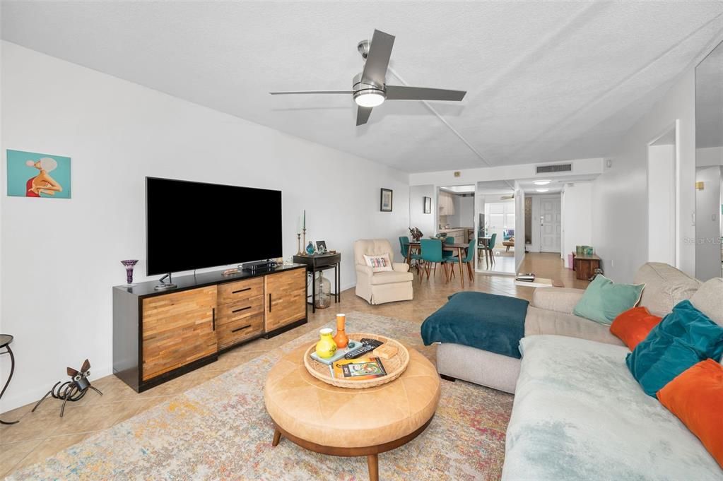 For Sale: $230,000 (1 beds, 1 baths, 950 Square Feet)