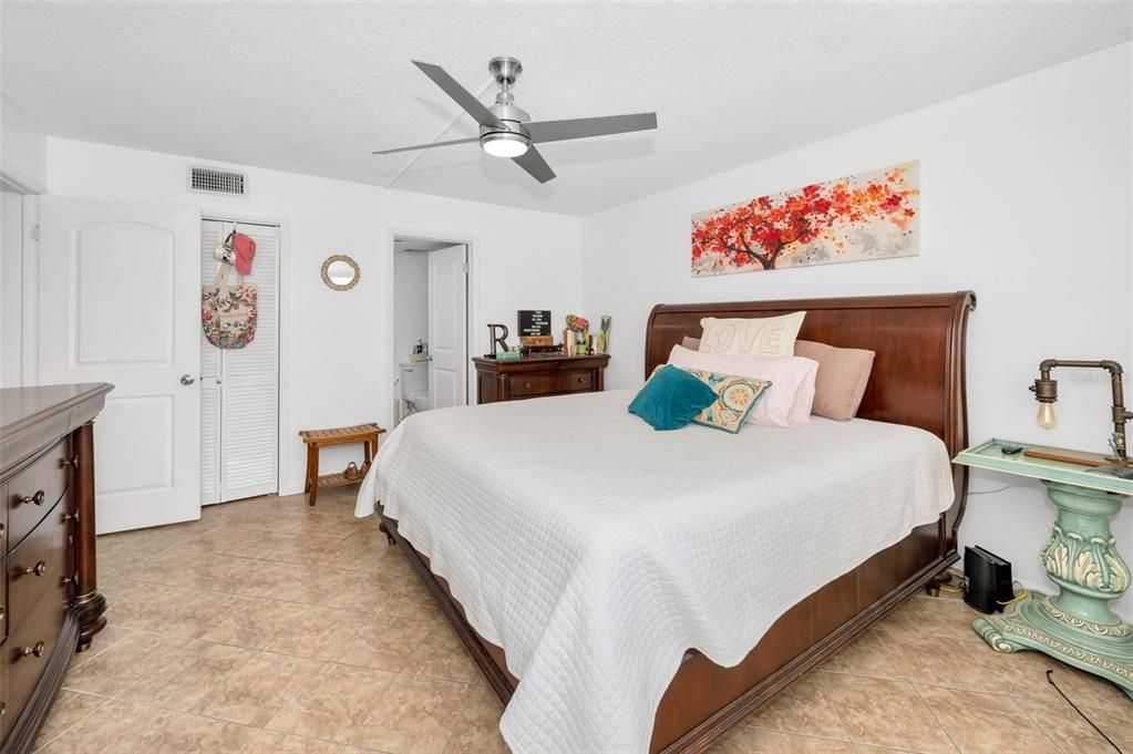 For Sale: $230,000 (1 beds, 1 baths, 950 Square Feet)