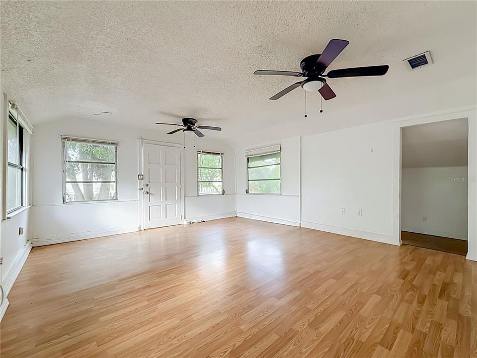 For Sale: $199,900 (1 beds, 1 baths, 500 Square Feet)