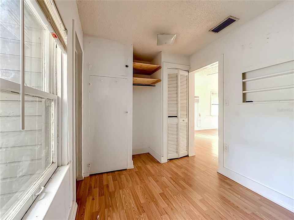 For Sale: $199,900 (1 beds, 1 baths, 500 Square Feet)