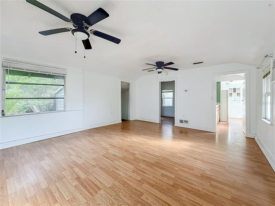 For Sale: $199,900 (1 beds, 1 baths, 500 Square Feet)