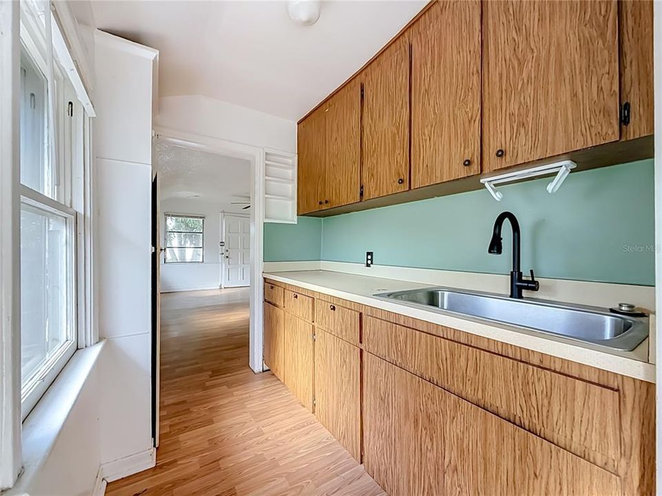 For Sale: $199,900 (1 beds, 1 baths, 500 Square Feet)