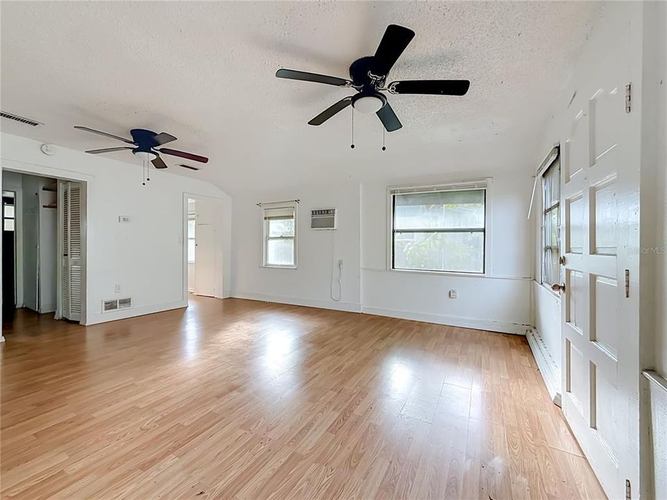 For Sale: $199,900 (1 beds, 1 baths, 500 Square Feet)