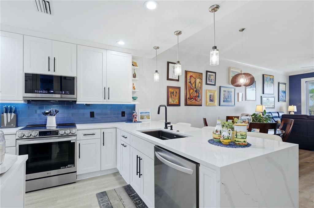 En Venta: $699,900 (2 camas, 2 baños, 1706 Pies cuadrados)