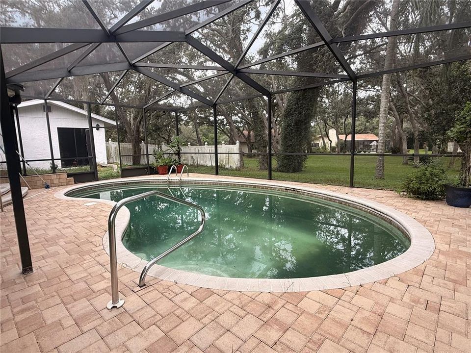For Sale: $375,000 (5 beds, 3 baths, 2640 Square Feet)