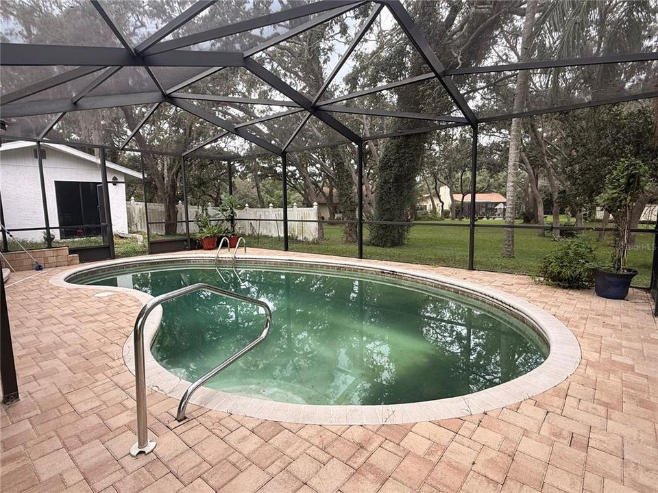 For Sale: $375,000 (5 beds, 3 baths, 2640 Square Feet)