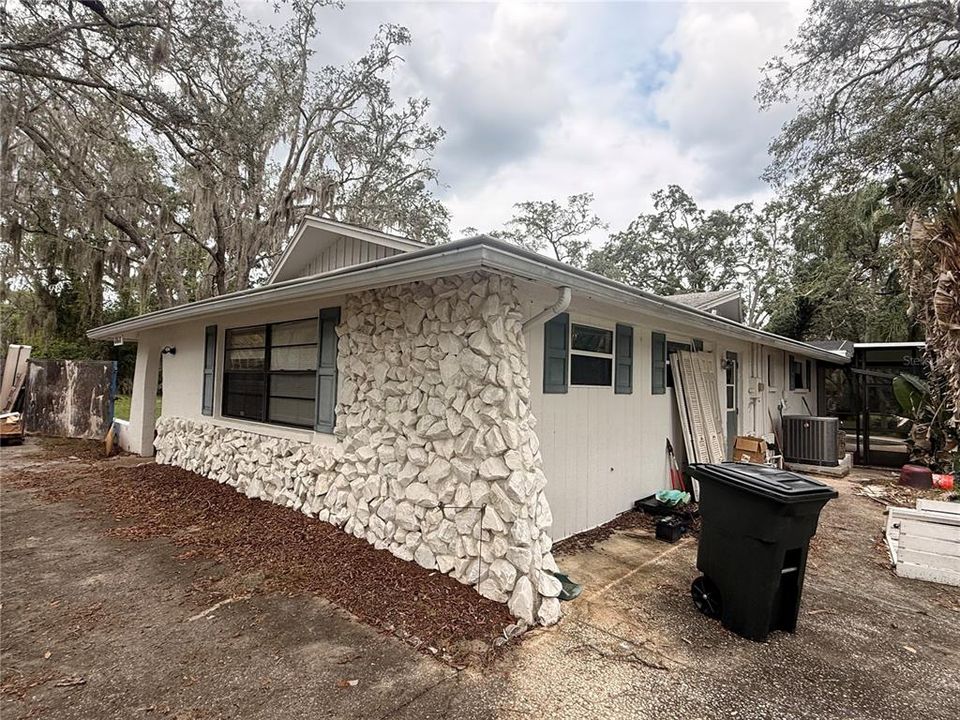 For Sale: $375,000 (5 beds, 3 baths, 2640 Square Feet)