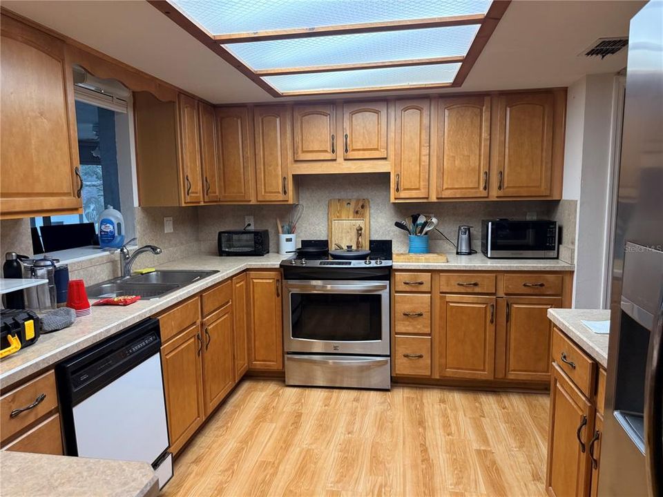 For Sale: $375,000 (5 beds, 3 baths, 2640 Square Feet)